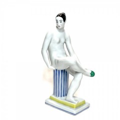 Скульптура "Женщина одевающая туфлю" (Голышка)